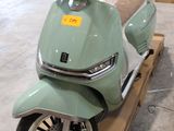 un scooter posé sur une boîte