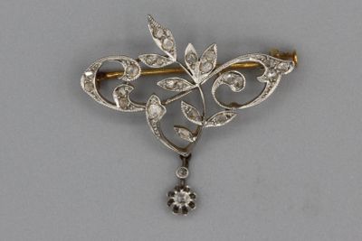 une broche ancienne en diamants ornée d'un motif de fleurs et de feuilles
