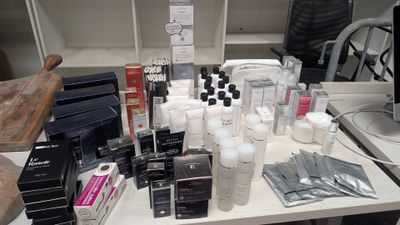une table sur laquelle sont posés de nombreux produits