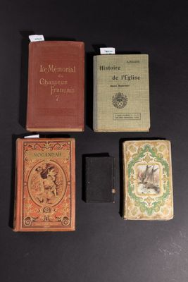 plusieurs livres sont posés sur une table à fond noir