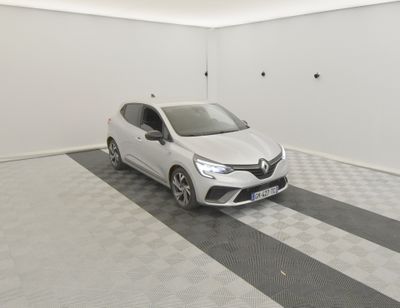 la voiture blanche est garée dans le garage sur le sol en damier