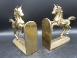 paire de serre-livres en laiton représentant des chevaux, sur socle en marbre