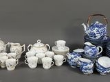 de nombreuses pièces de porcelaine bleue et blanche sur la table