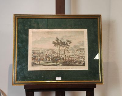 tableau représentant une vue de ville, dans un cadre vert posé sur un socle
