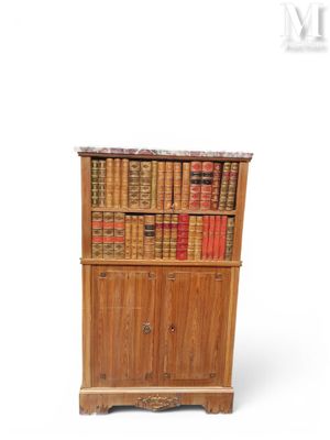 une vieille bibliothèque en bois sur laquelle sont posés de nombreux livres