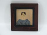 tableau représentant une femme en robe bleue, dans un cadre en bois