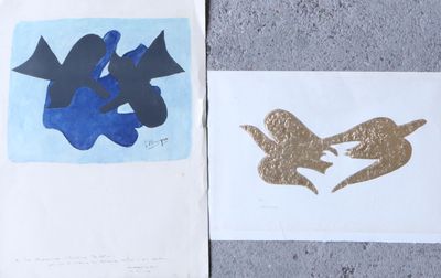 deux œuvres d'art posées sur une table
