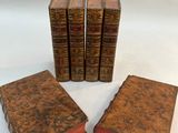un ensemble de quatre vieux livres superposés