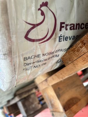 un sac de provisions posé sur une table en bois