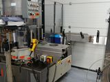 une photo d'une machine qui se trouve dans un garage