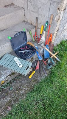 Divers outils de jardin LOT A RETIRER SUR RENDEZ-VOUS SUR LA…