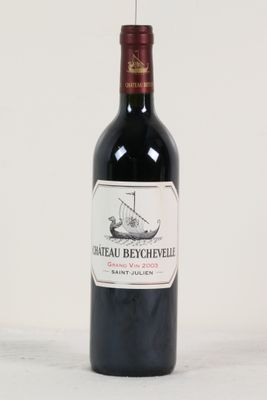 une bouteille de vin posée sur une table