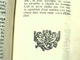 un livre ouvert sur lequel est dessiné un oiseau