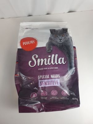 un sac de nourriture pour chat posé sur une table