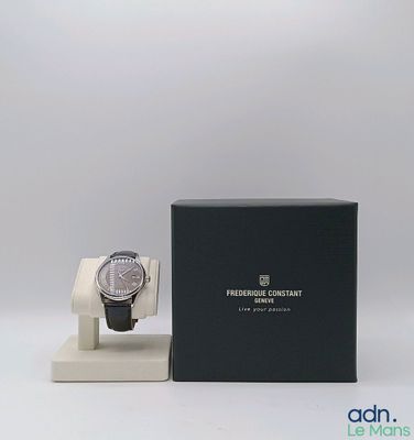 une montre qui se trouve dans une boîte sur une table