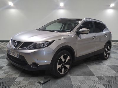 le suv argenté de nissan est garé sur un carrelage à carreaux