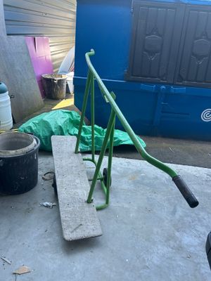 un skateboard posé sur une dalle de béton