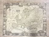 Une vieille carte de l'Europe est reproduite sur une page de journal