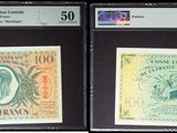Trois types de monnaies différents sont exposés dans une vitrine