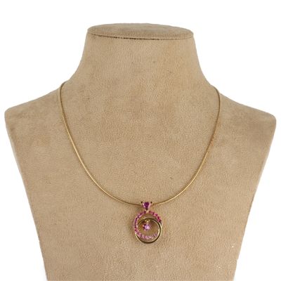 un gros plan d'un collier sur le buste d'un mannequin