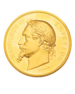 gros plan d'une pièce d'or sur fond blanc