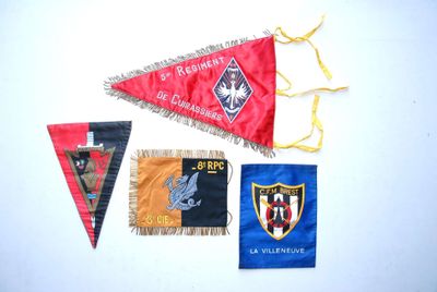 Lot de 4 fanions: 8e RPC, 5e cuirassiers (40 x 30 cm), 32e G…