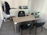 un bureau avec deux chaises et une chaise dans un coin