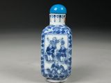a blue and white porcelain snuff bottle with flowers and leaves