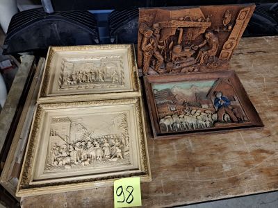 deux plaques en bois posées sur une table, avec une étiquette de prix dessus