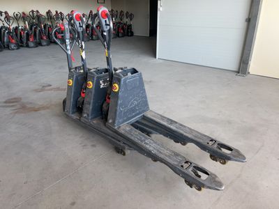 une photo d'un chariot élévateur dans un garage