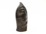 une image représentant une sculpture en bronze représentant la tête d'une femme
