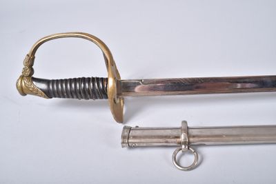 une épée en argent et en or avec une poignée en métal