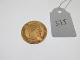 gros plan d'une pièce d'or portant une étiquette de prix