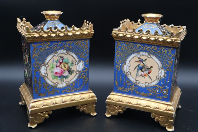 Paire de pots-pourris en porcelaine Napoléon III à décor de scène...
