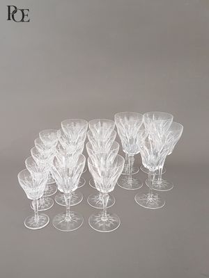 un ensemble de verres à vin posés sur une table