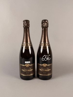 deux bouteilles de vin posées l'une à côté de l'autre sur une table