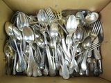 un lot de cuillères et fourchettes en argent dans une boîte