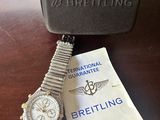 une montre posée sur une table à côté d'un sac