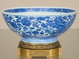 un bol bleu et blanc posé sur une table