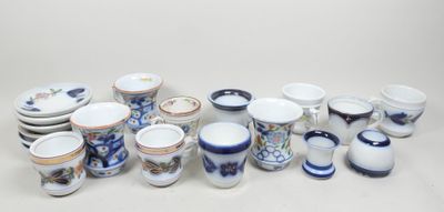 un grand nombre de tasses et de soucoupes sur une table
