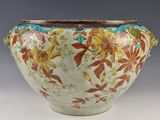 un vase avec un motif floral sur une table