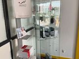 une vitrine en verre dans le coin d'une pièce