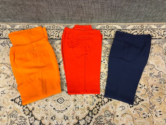 VINTAGE – Lot de trois pantalons orange, rouge et bleu. Taille : ...