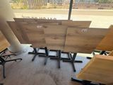 plusieurs chaises et tables dans une pièce dotée d'une grande fenêtre