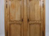 une armoire en bois avec deux portes de chaque côté
