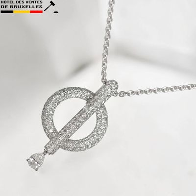 un collier en argent orné d'un cercle et d'une croix