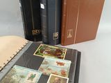 trois livres posés ensemble sur une table
