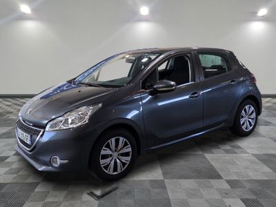 la voiture grise est garée dans le garage sur un sol en damier