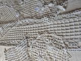 Plusieurs ouvrages au crochet sont disposés sur une table