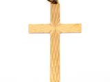 une croix en bois sur fond blanc, avec une balle au centre de la croix